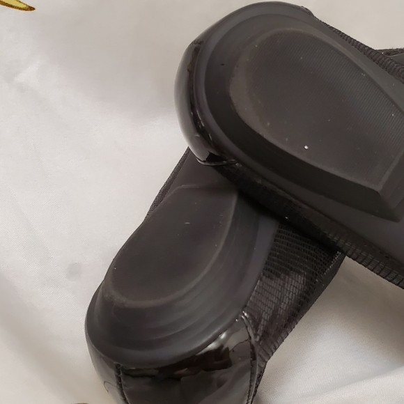 Shoes size 9.5 - Picture 10 of 11